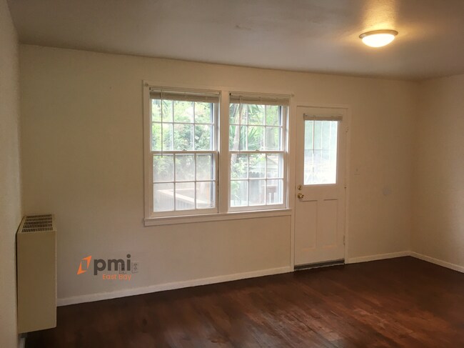 Building Photo - Charming Cute 2bd / 1 ba Two Stories Hillcrest Park Townhouse