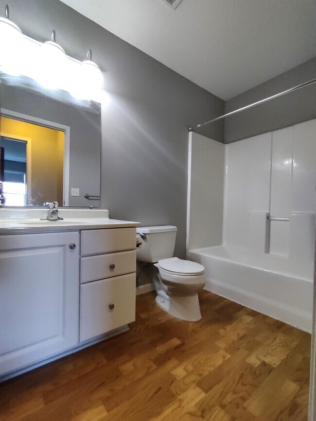 Building Photo - 5948 Oakgreen Ave N