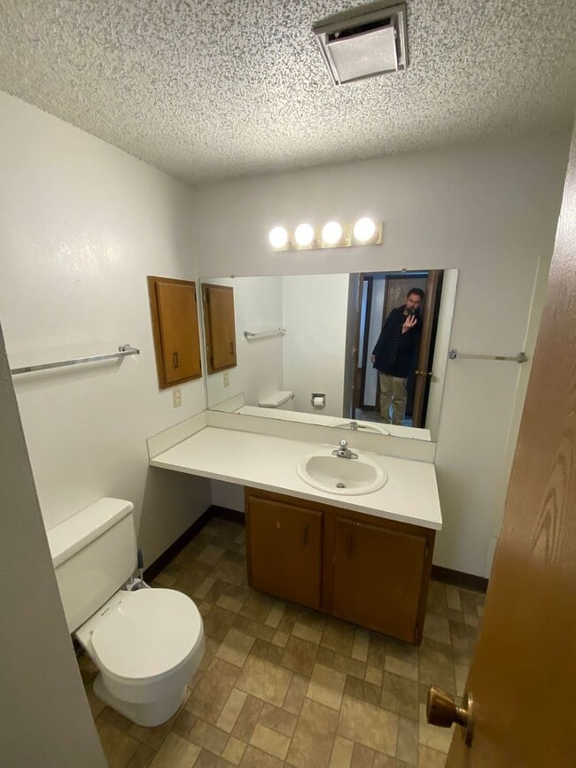 Building Photo - Cozy 3 Bedroom 1 Bath Home with Large Yard & 1 Car Attached Garage