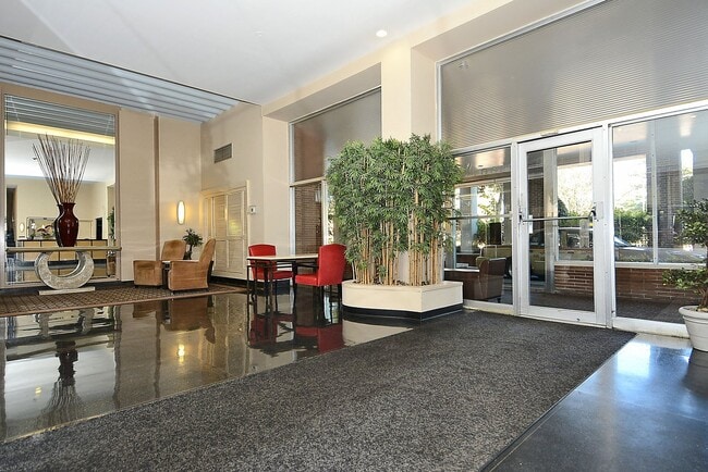Building Photo - Spacious efficiency right in between Dupon...