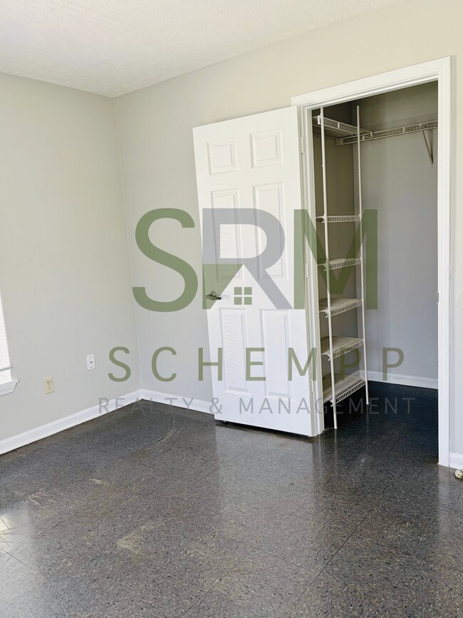 Building Photo - First floor one bedroom apartment in Portland- Section 8 accepted