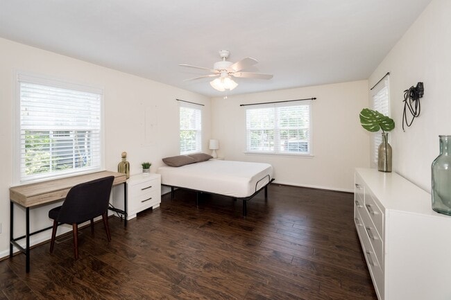 Building Photo - Immaculate 3 bedroom 2 bath bungalow at Oc...
