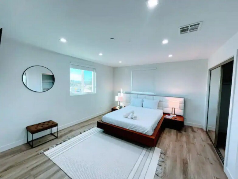 Building Photo - 2335 S Crenshaw Blvd