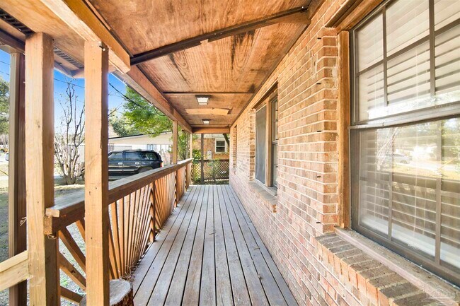 Building Photo - 525 Lakewood Rd