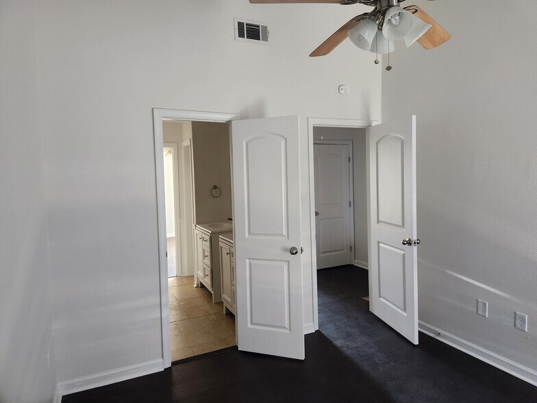 Building Photo - 434 Longwood Ct