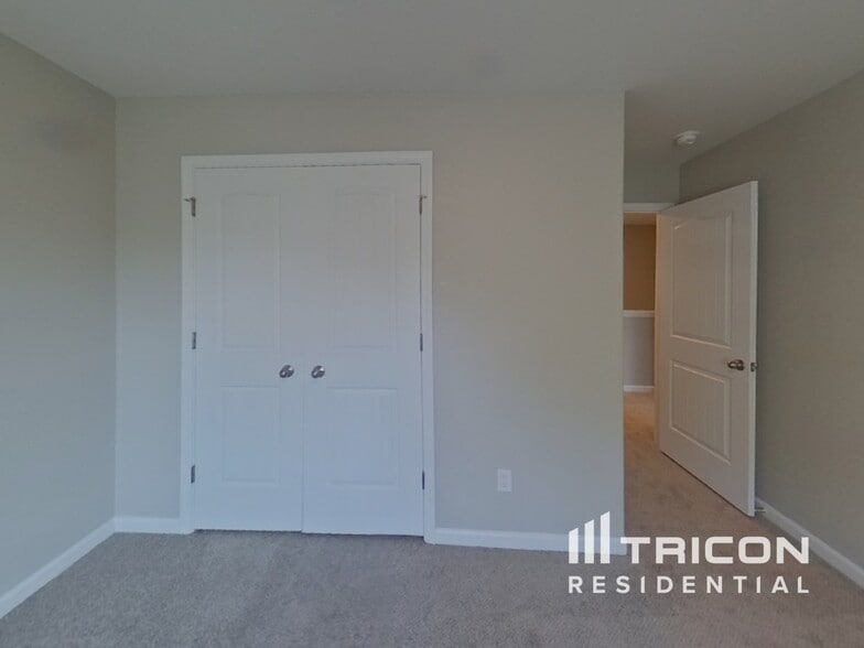 Building Photo - 2124 Southlea Dr