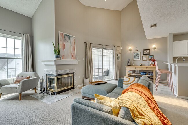 Building Photo - Top Floor Condo with Loft!