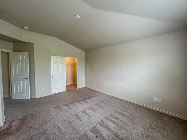 Building Photo - 2156 Summer Home St