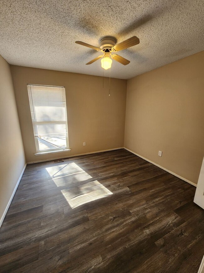 Building Photo - Nice 3/2/2 home on edge of town with easy access to highways