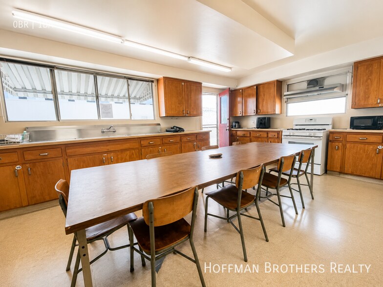 Building Photo - 933 Grattan St