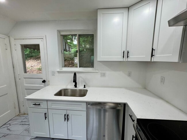 Building Photo - Adorable 2 Bed 1 Bath Home in Brookline W/dedicated office/library space!