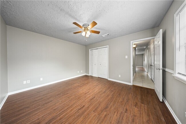 Building Photo - 1419 Hillside Dr