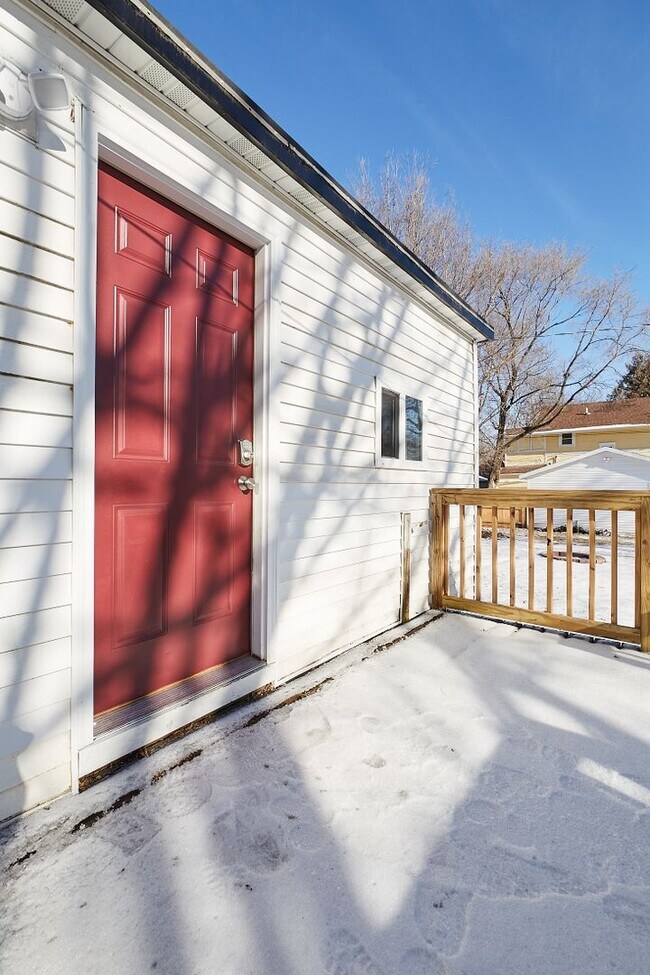 Building Photo - Lincoln