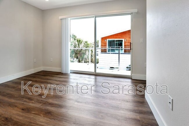 Building Photo - 2066 Roselawn St