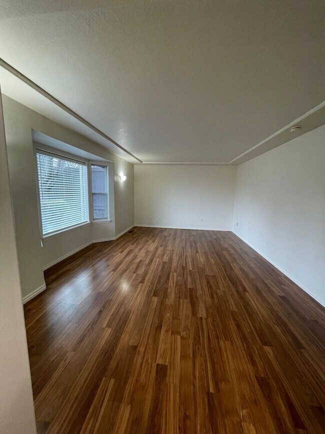 Building Photo - East Medford 3 Bedroom 2 Bathroom w/Large 2 car garage - Single Level