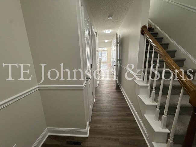 Building Photo - Spacious 3BR Home with Vaulted Ceilings, Gas Logs & Two Car Garage in Winston-Salem