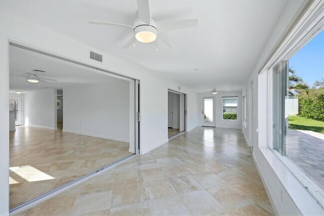 Building Photo - 885 Spanish Dr N