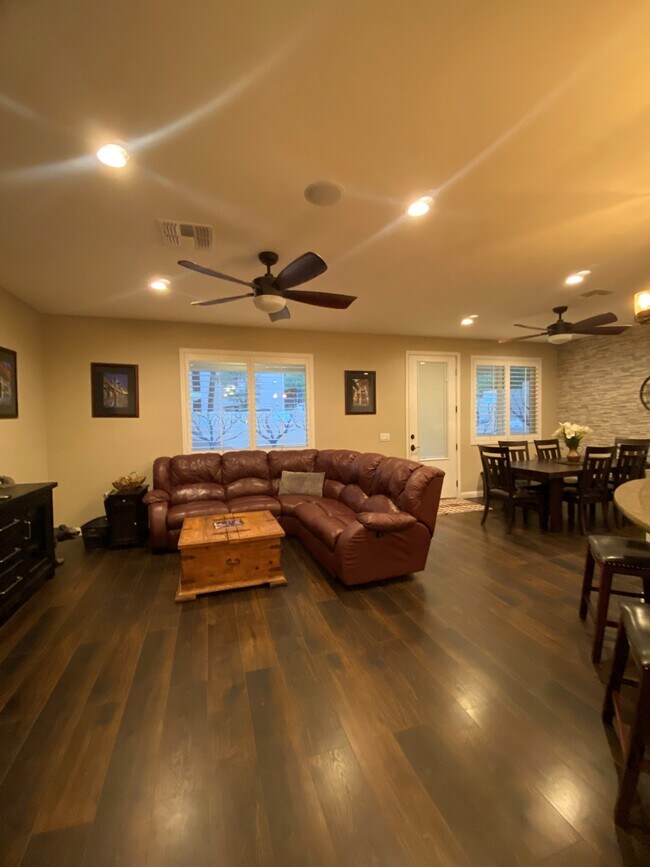 Building Photo - 826 Hemlock Ave