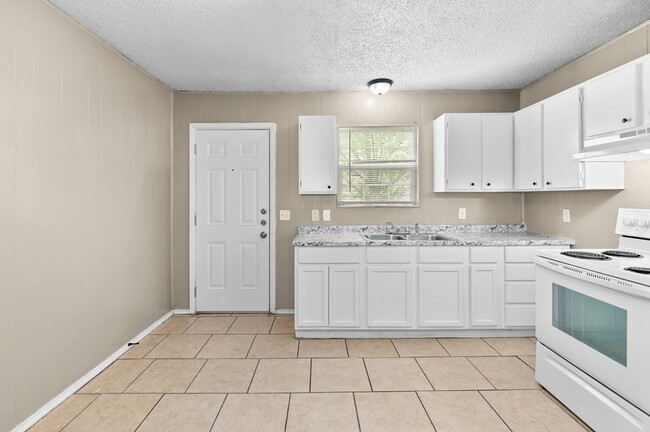 Building Photo - 1611 Jones St