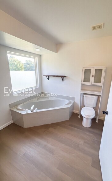 Building Photo - 129 Royallbrook Ln