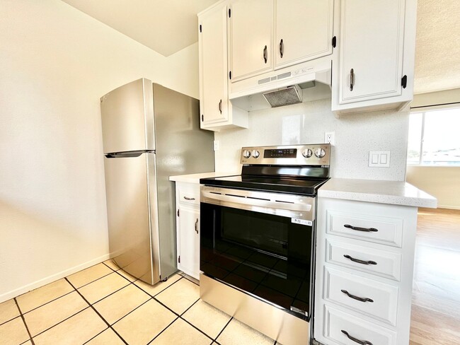 Building Photo - Beautifully Updated 3B 1BA Unit in Lemon G...