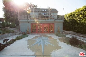 Building Photo - 814 E Edgeware Rd