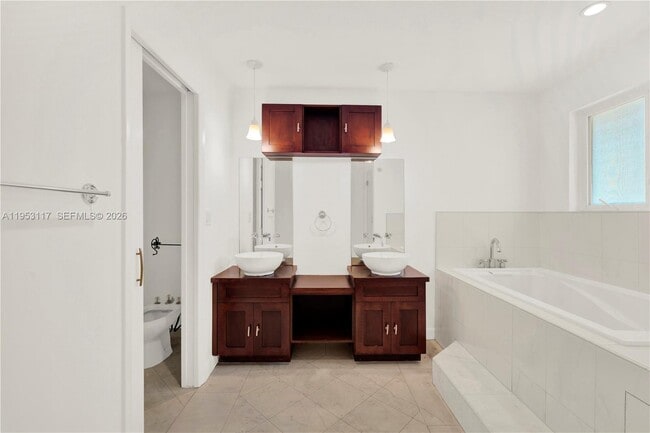 Building Photo - 527 SW 20th Rd