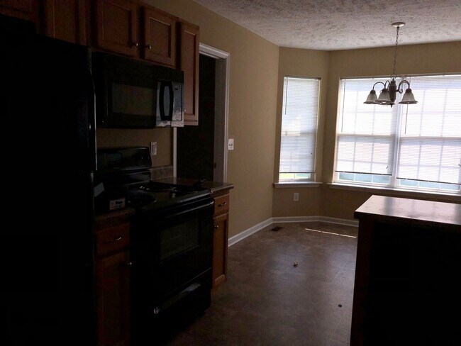 Building Photo - 3 bedroom 2 bath with unfinished Area-Storage