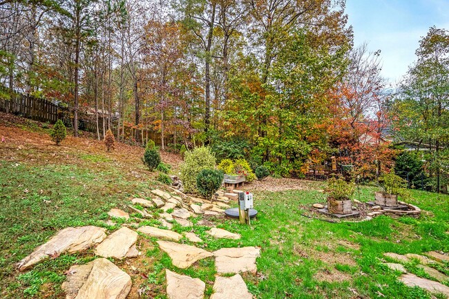 Building Photo - AVAILABLE NOW-BEAUTIFUL HOME ON A HILL!  F...