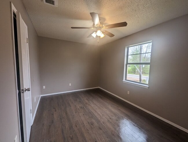 Building Photo - 2 Bedroom/1 Bathroom Duplex Unit in Batesville