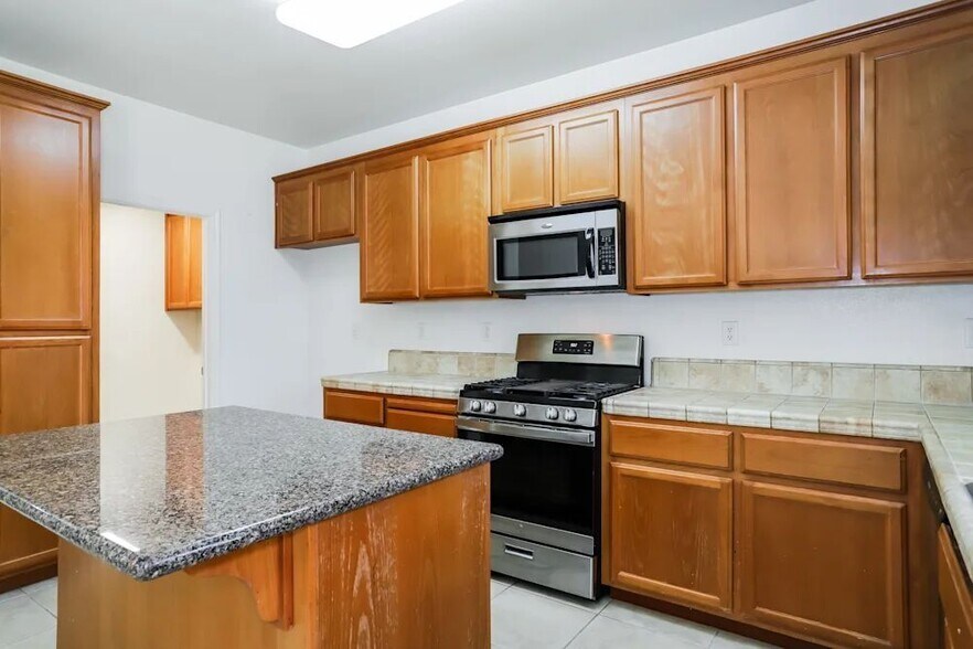 Building Photo - 1346 La Guardia Cir
