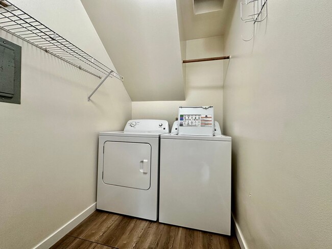 Building Photo - Spacious 3 Bed 2.5 Bath Walnut Creek Townhome - Commuter's Dream!