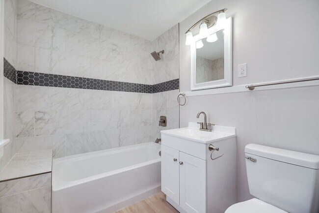 Building Photo - 2824 Dwight Ave