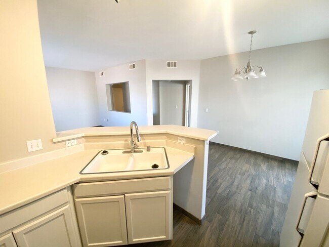 Building Photo - Gated Community Comfort – 2 Bed, 2 Bath Be...