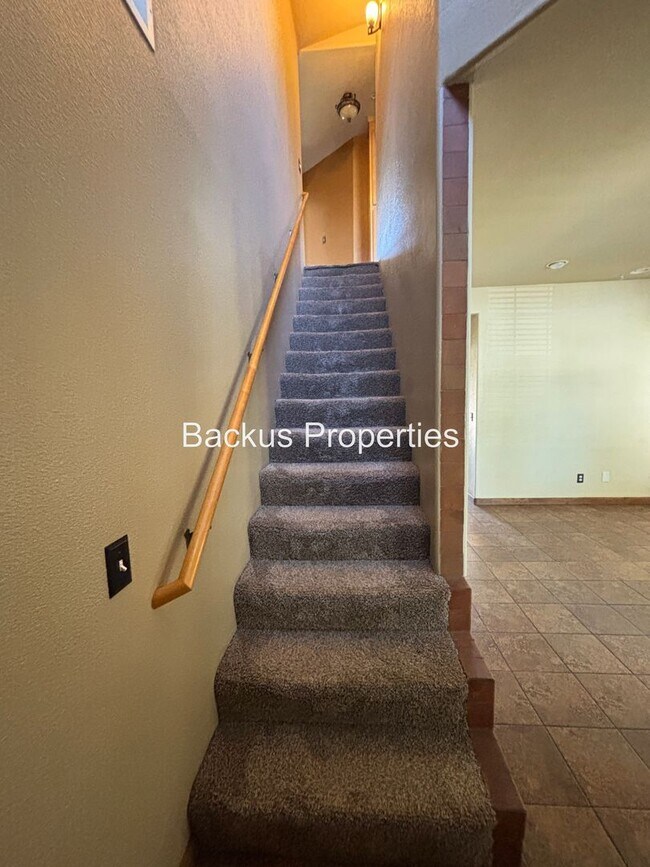 Building Photo - Wonderful two-level home in Creekbridge area
