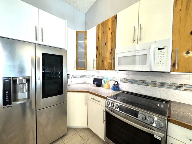 Building Photo - 4955 Southfork Ranch Dr