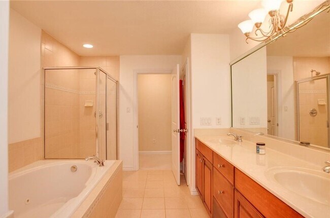 Building Photo - 3 Bedroom 2.5 Bath Townhouse style Condo in Great Neck