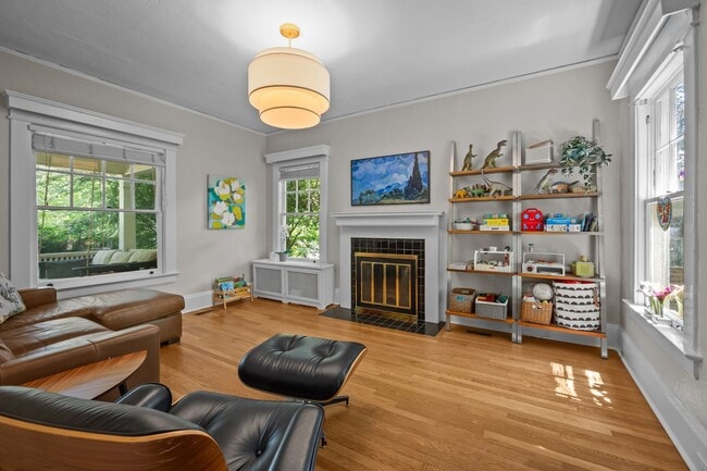 Building Photo - Stunning Historic 4-bedroom home in W Trin...