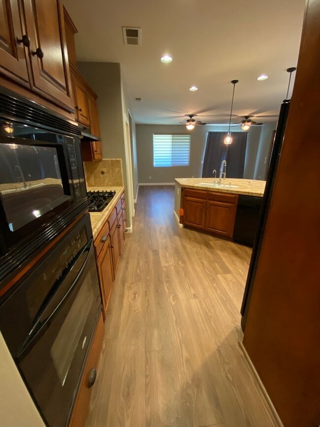 Building Photo - Big beautiful Home for rent in Visalia, Ca