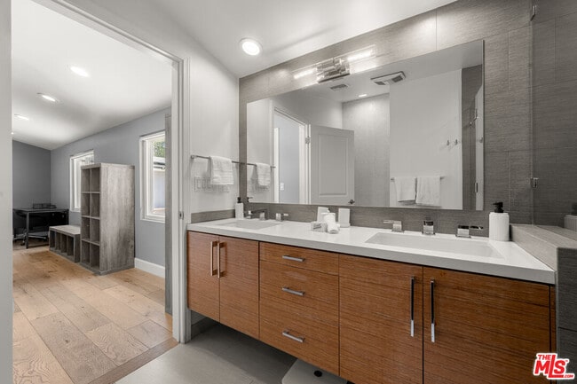 Building Photo - 20159 Hatteras St