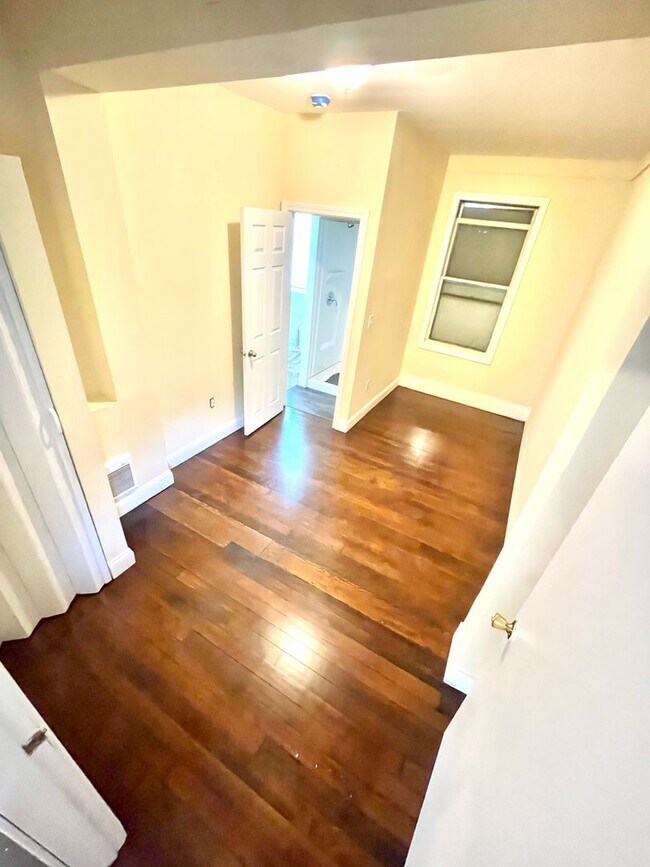 Building Photo - 1015 W Main St