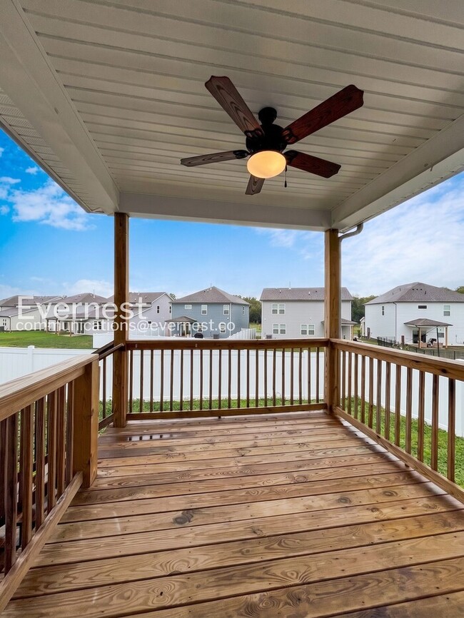 Building Photo - 4 Bed/3 Bath Home with Fenced Yard / Pet-Friendly / Available Now!