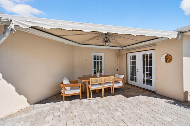 Building Photo - 301 SE 8th Ave