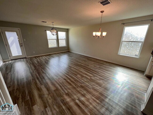 Building Photo - Beautiful 2-story 4 bed/2.5 bath home with...