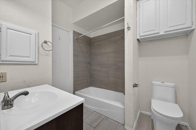 Building Photo - 806 W 24th St