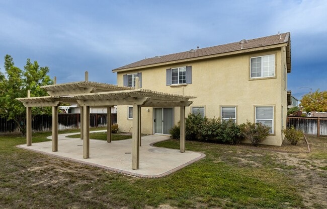 Building Photo - Spacious Home with Loft and Big Backyard