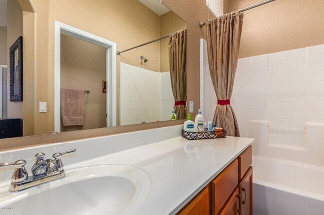 Building Photo - 2 Bedroom, 2.5 Bath Townhome Available NOW!