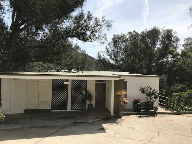 Entrance/Parking - 2607 Laurel Canyon Blvd