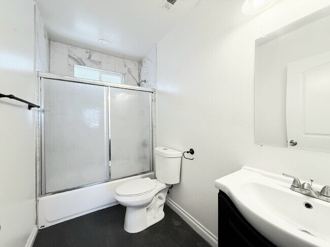 Building Photo - 116 W 50th St