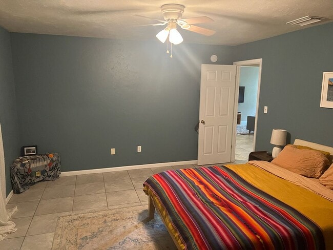 Building Photo - Super cute 3 bedroom 2 bath in NW Miram Manor